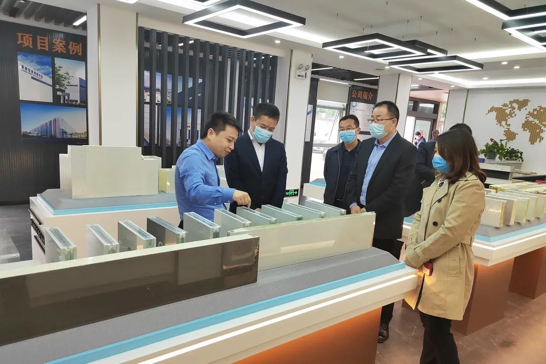 重慶市永川區(qū)委常委、副區(qū)長宋文到訪凈化彩鋼夾芯板廠家宏鑫源重慶金諾公司調(diào)研工作(圖3)