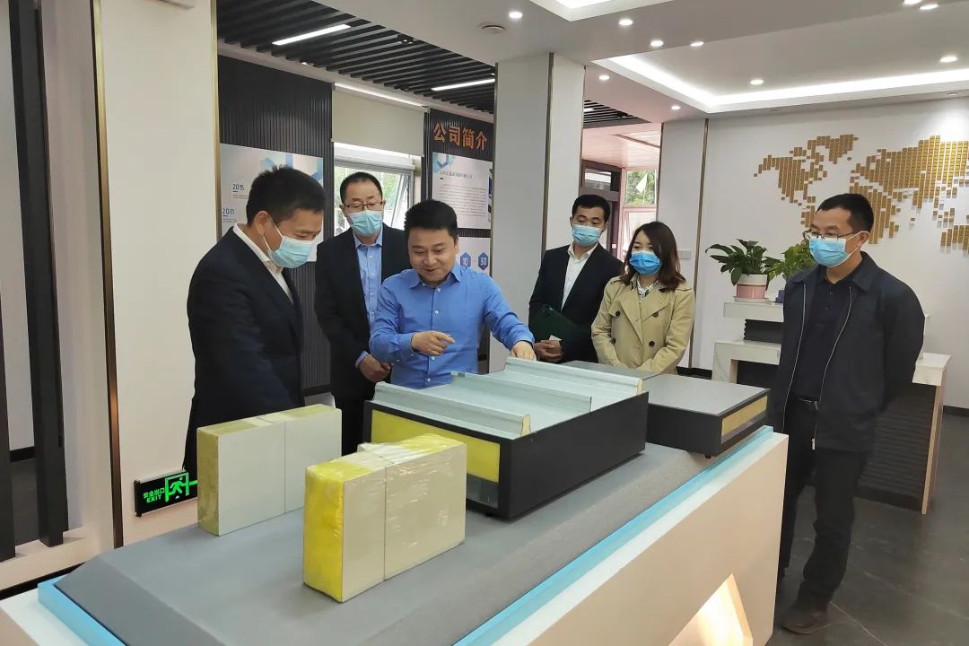 重慶市永川區(qū)委常委、副區(qū)長宋文到訪凈化彩鋼夾芯板廠家宏鑫源重慶金諾公司調(diào)研工作(圖5)