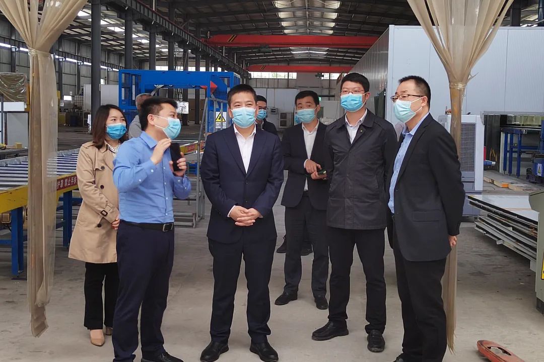 重慶市永川區(qū)委常委、副區(qū)長宋文到訪凈化彩鋼夾芯板廠家宏鑫源重慶金諾公司調(diào)研工作(圖7)